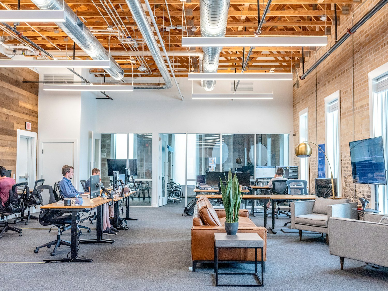Equipo emprendedor planea tareas y metas de su negocio